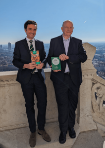 Directeur du Guide Vert Michelin et Philippe Castaing avec le prix des 3 étoiles et le Guide Vert Michelin sur Lyon et sa région
