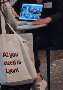 Tote-bag ONLYLYON sur le stand du Carré Fourvière lors d'un événement sur Paris