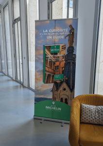 Panneau d'affichage Guide Vert Michelin sur Lyon et sa région à l'entrée du Carré Fourvière