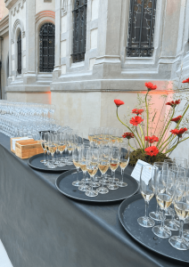 Buffet avec des coupes de champagne lors de la soirée des 70 ans de la Maison Pignol au Carré Fourvière