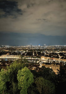 Vue sur la ville de Lyon de nuit, depuis la salle La Vie Claire du Carré Fourvière